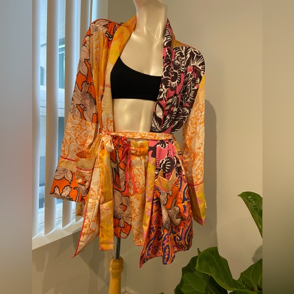 ✨SOLD✨Kimono & shorts set - Picture 4 of 10
